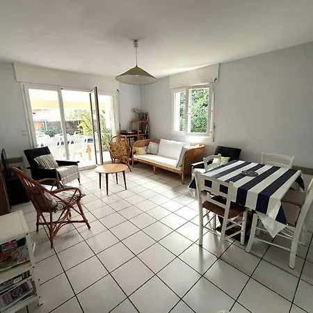 Avec Jardin Proche Des Plages, Accueillant 6 Personnes - Fr-1-736-56 *