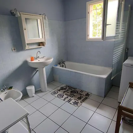 Avec Jardin Proche Des Plages, Accueillant 6 Personnes - Fr-1-736-56 Villa